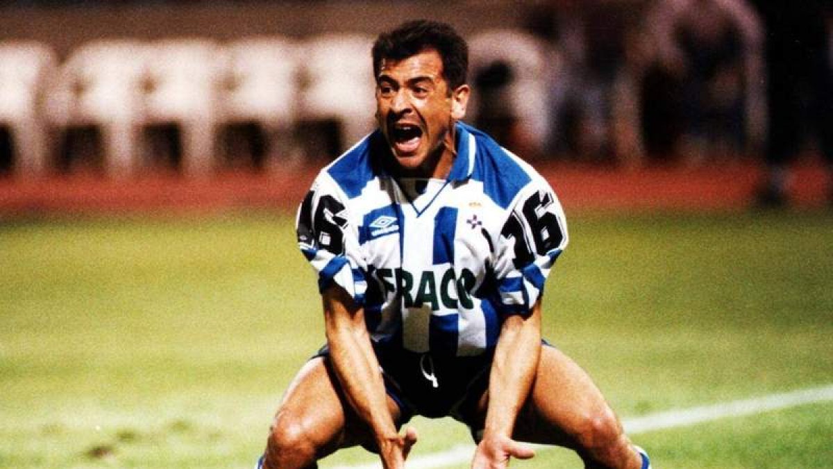 Claudio, se enfada al no salirle una jugada en su época de futbolista en Riazor.