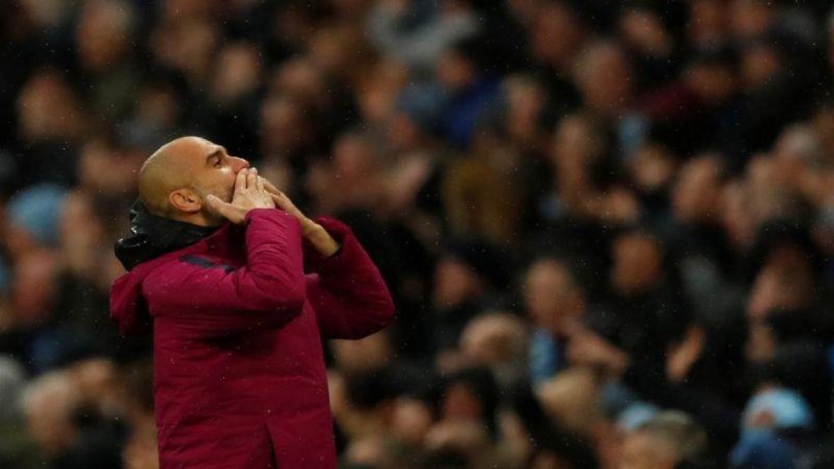 Pep Guardiola celebra el triunfo sobre el Burnley en el Etihad Stadium de Manchester.