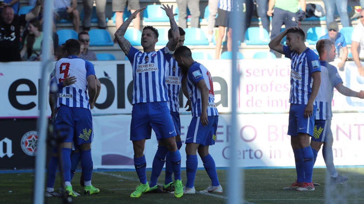 El equipo ponferradina celebra como muestra la imagen el triunfo que dio la victoria y su clasificación para la fase de ascenso. L. DE LA MATA