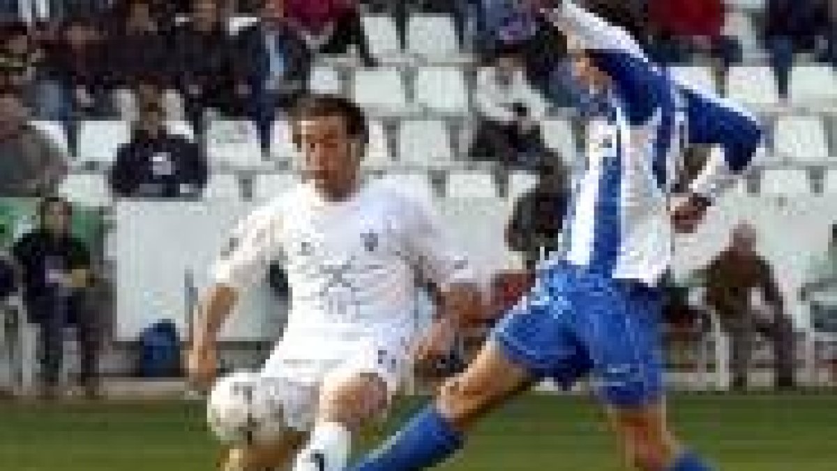 Lionel Scaloni, a la derecha, pugna con Francisco Peña por el esférico