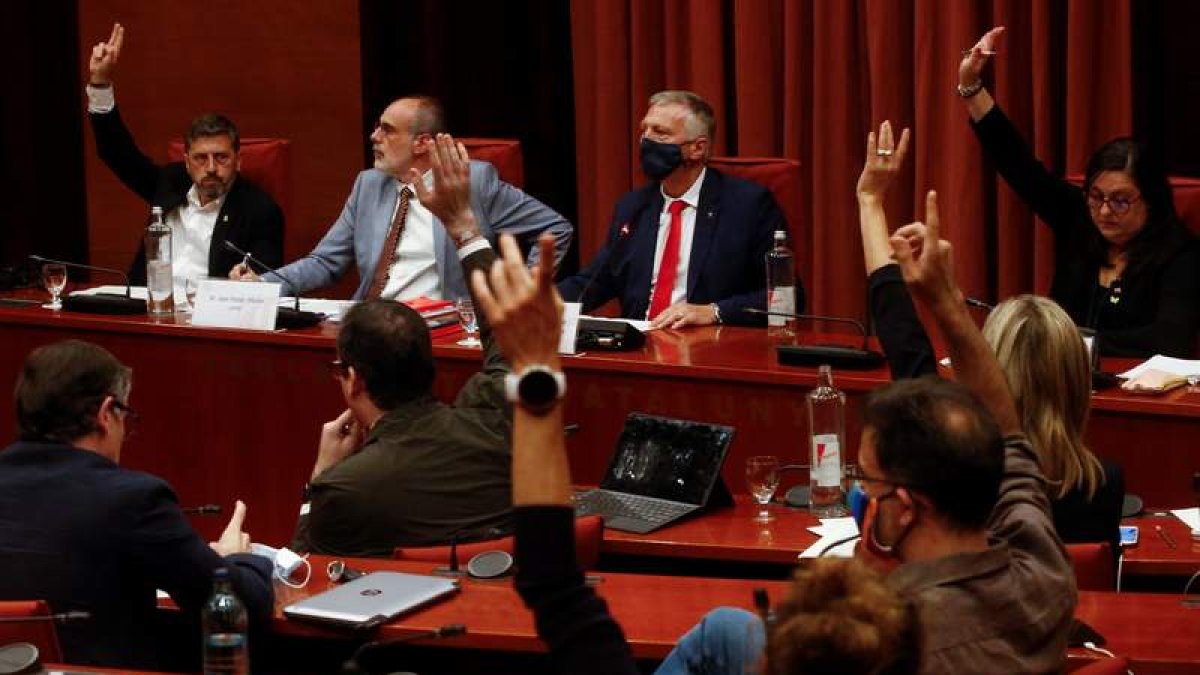 Votación ayer a favor del suplicatorio a Borràs. QUIQUE GARCÍA