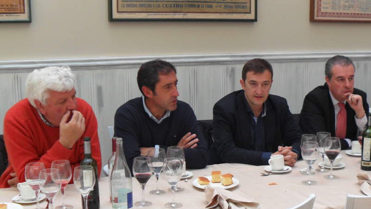Joaquín Rodríguez, segundo por la derecha, presidió la comida con la que León agradeció el apoyo a sus patrocinadores.