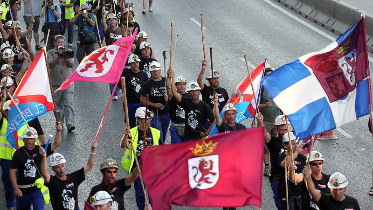 La columna leonesa alza las cachas y las banderas a su llegada por la tarde a Moncloa.