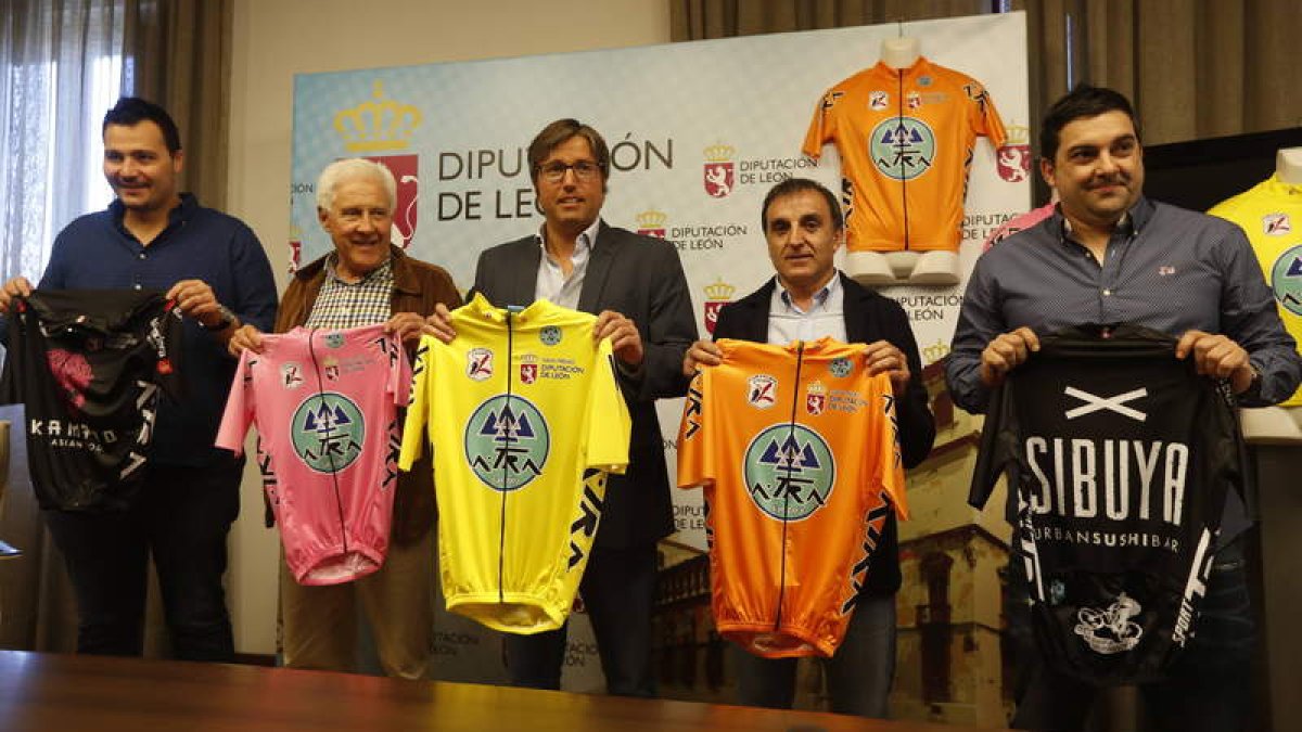 El diputado de Deportes Emilio Orejas, en el centro, durante la presentación de la prueba. JESÚS F. SALVADORES