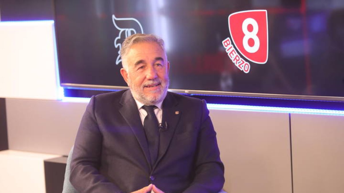José Fernández, ‘Silvano’, en la entrevista en los estudios de La 8 Bierzo en Ponferrada. L. DE LA MATA