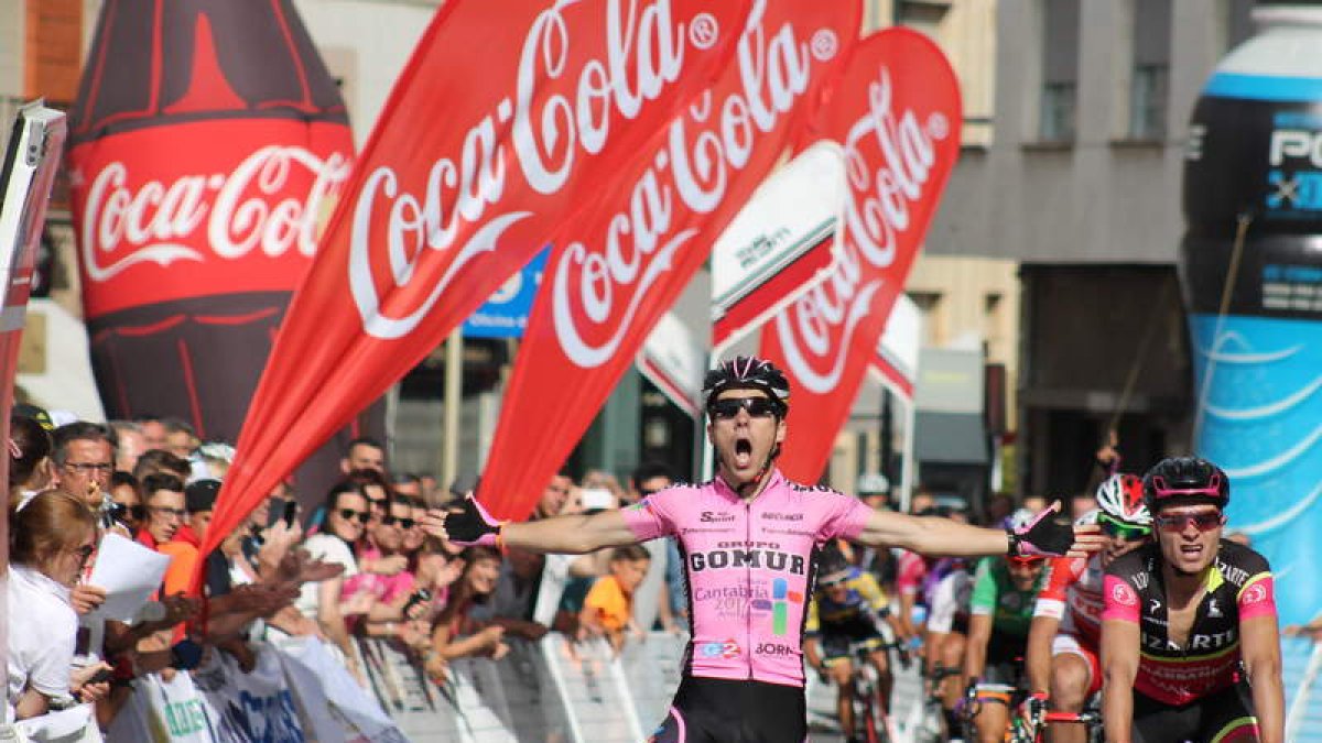 El corredor del Gomur, Antonio Angulo, celebra exultante su apretado triunfo en la capital maragata, fin de la tercera etapa de la ronda leonesa. DL