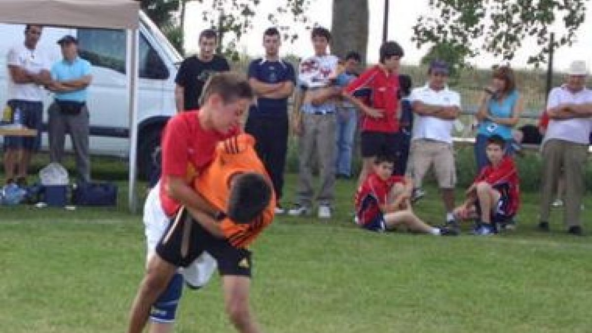 Los combates entre los luchadores más jóvenes se caracterizaron por la entrega.