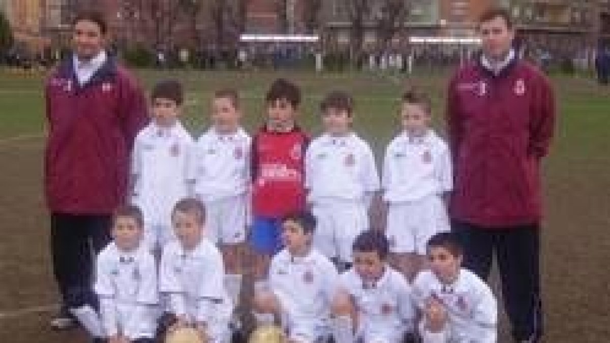 Formación del equipo de la Cultural que está participando en la categoría prebenjamín