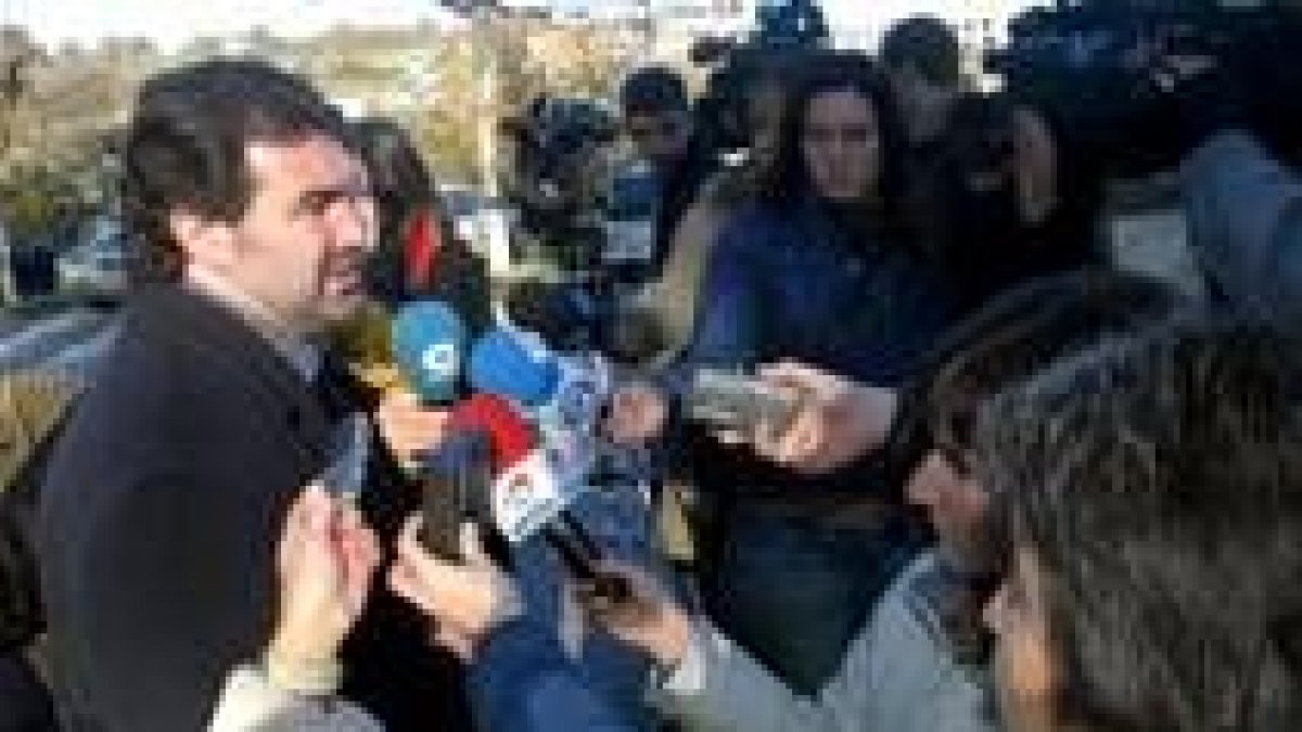 El nacionalista Anxo Quintana convocó ayer a la prensa ante su domiclio en Allariz (Orense)