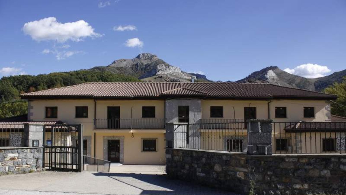 Parte de las instalaciones del antiguo cuartel de la Guardia Civil de Crémenes. CAMPOS