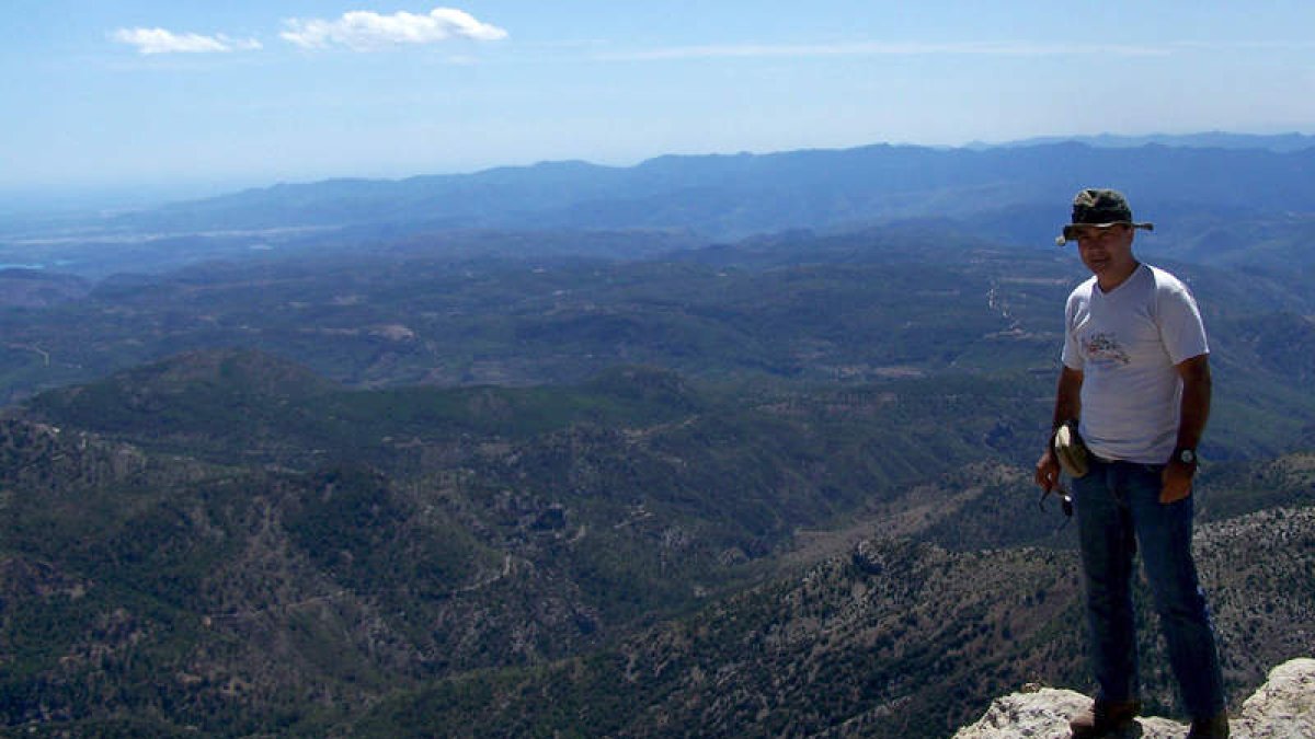 Clemente González posa ante la Sierra de Espadán, en donde se desarrolló la batalla.