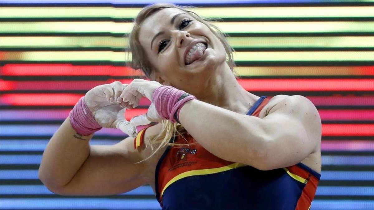 Lydia Valentín dibuja un corazón tras ganar su título europeo en Bucarest.