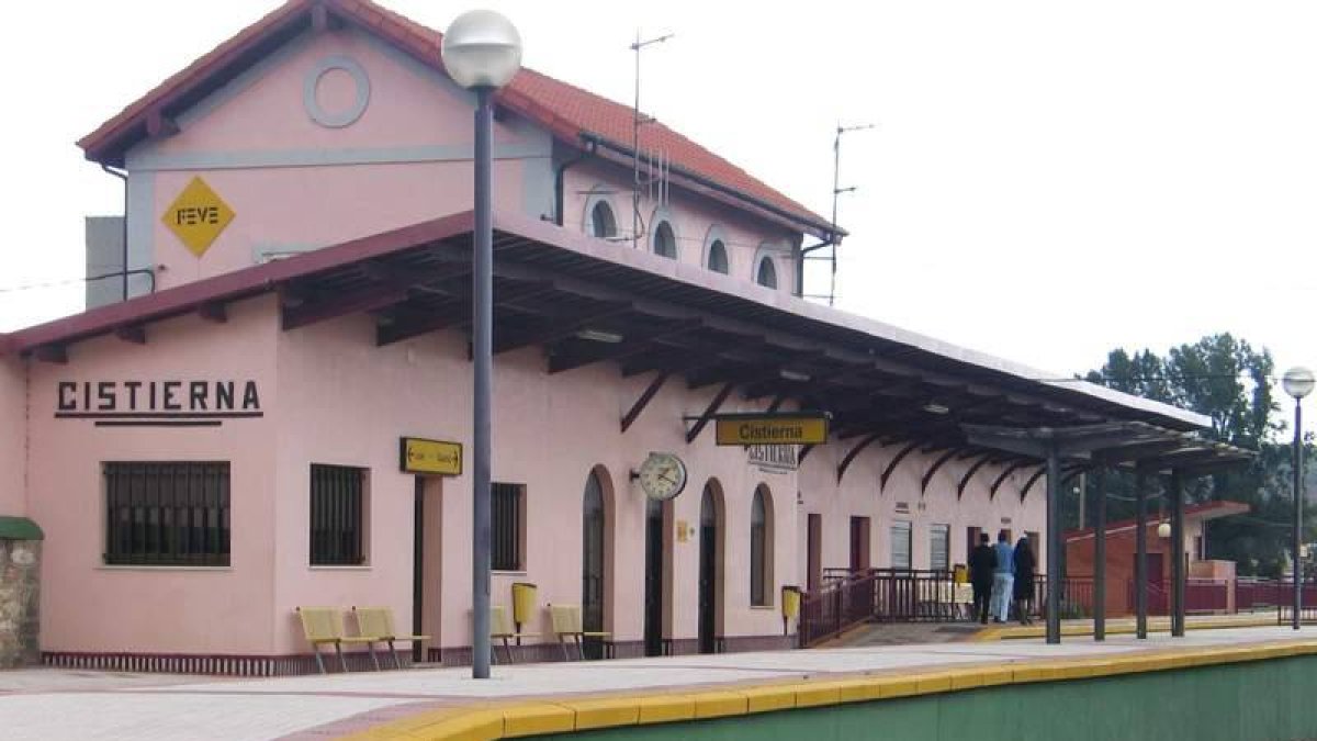 Estación de Feve de Cistierna, que preside un reloj de esos de toda la vida.