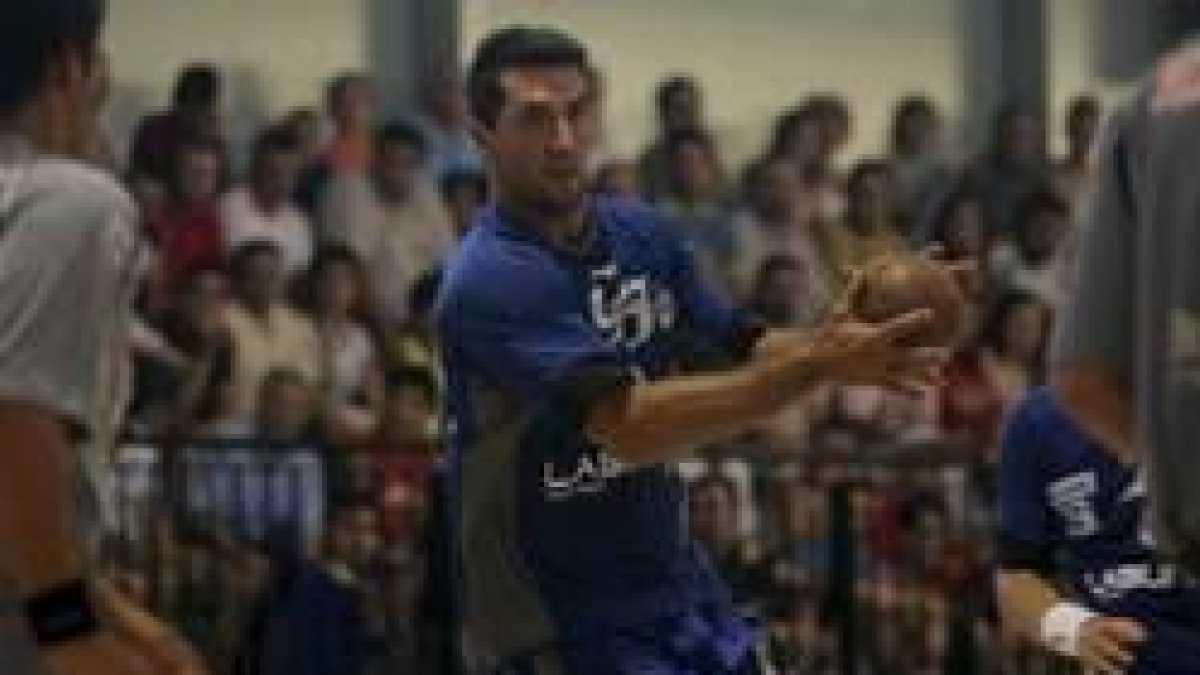 Mateo Garralda lideró la anotación del Ademar en el torneo de Corvera con un total de siete goles