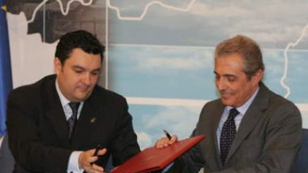 Ramón, firmando acuerdos con Azuara en el 2007.