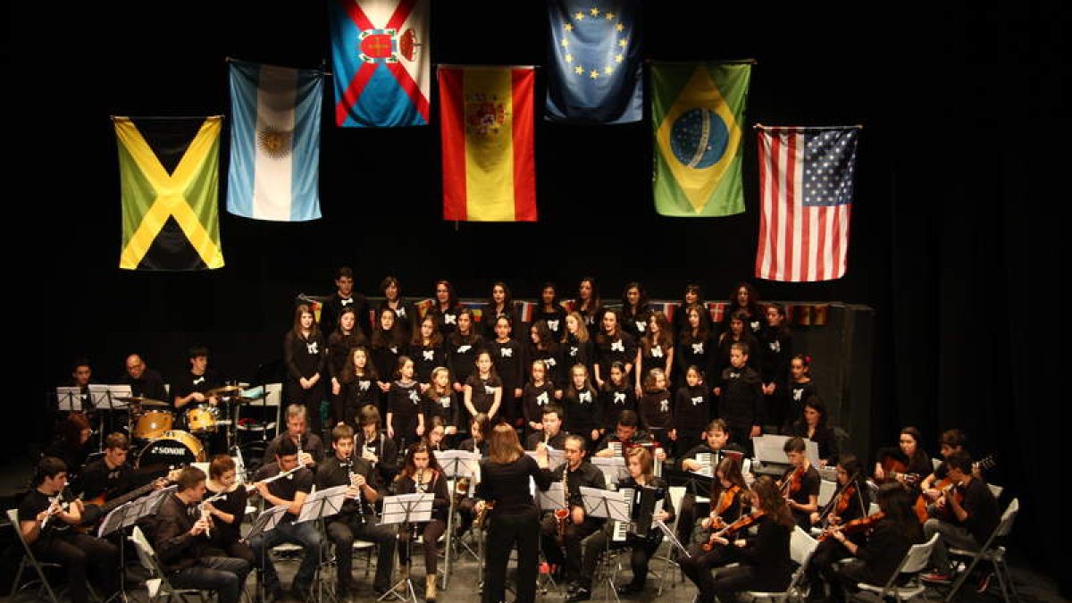 La banda de la escuela Ciudad de Ponferrada en una de sus actuaciones.