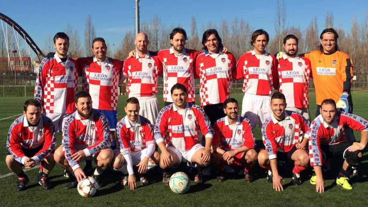 Imagen de la plantilla que se reunió ayer en el Golpejar después de 17 temporadas.