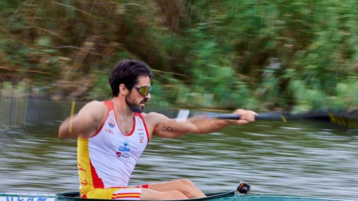El palista español Paco Cubelos entrena en Talavera de la Reina, días antes de partir hacia Tokio parar la competir en los Juegos Olímpicos. EFE/MANU REINO