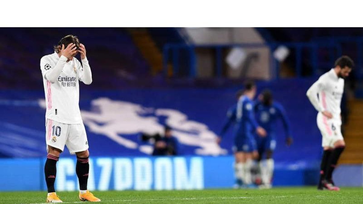 Luka Modric no puede ocultar su decepción y tristeza tras consumarse la eliminación del Real Madrid de la Liga de Campeones frente al Chelsea londinense. NEIL HALL
