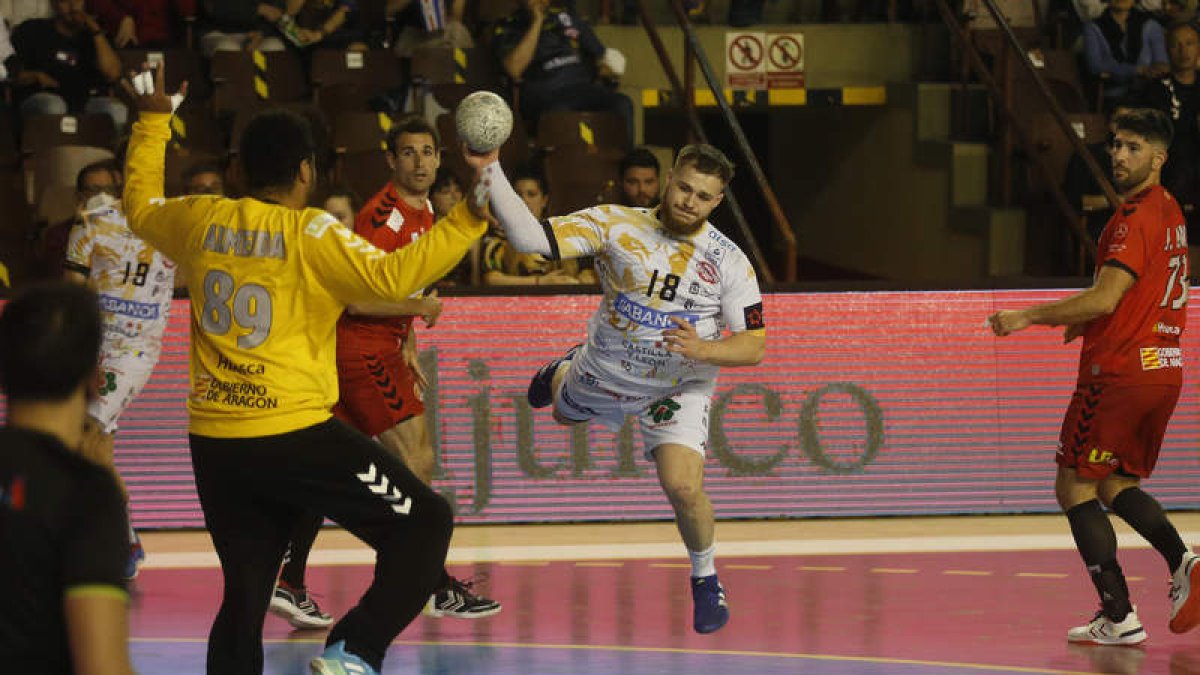 Virbauskas en el último partido del Ademar que finalizó con empate frente al Huesca. FERNANDO OTERO