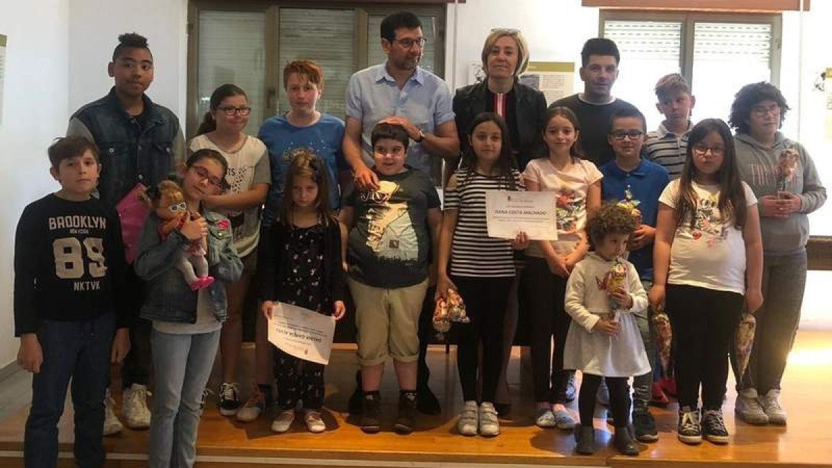 Alumnos participantes en el certamen y autoridades locales. DL