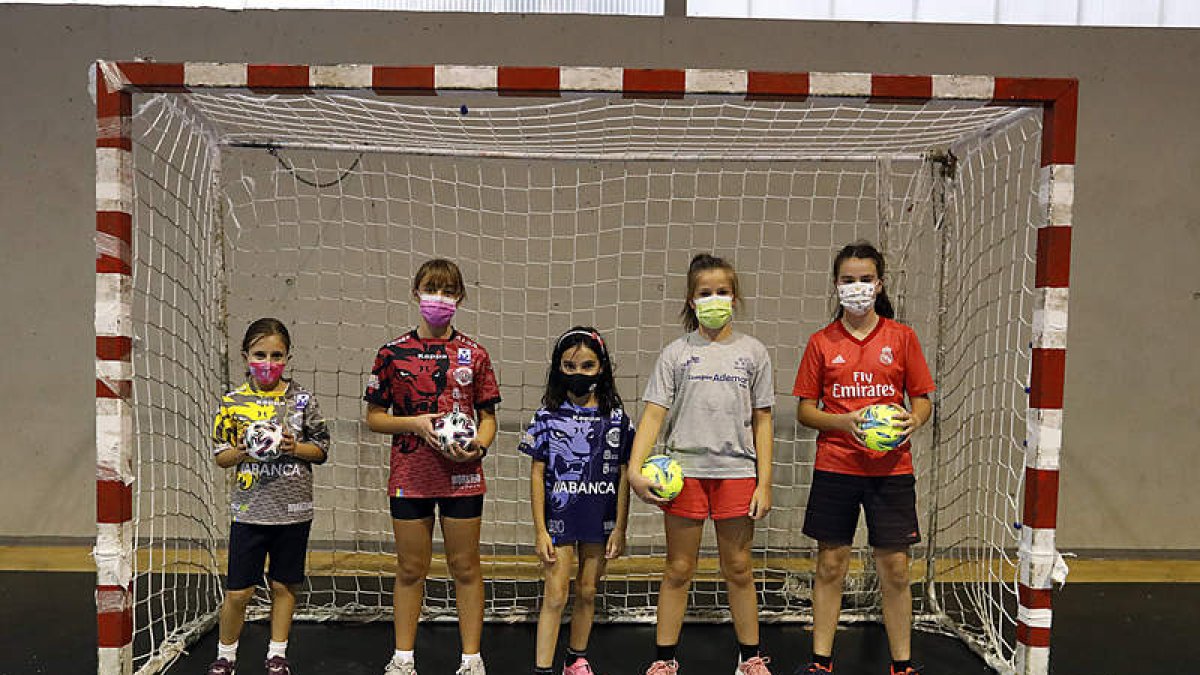 La cantera del Abanca Ademar ya cuenta con varias jugadoras en sus filas en categoría alevín y benjamín. Entrenan en Ventas Oeste junto a los chicos los martes y jueves. MARCIANO PÉREZ