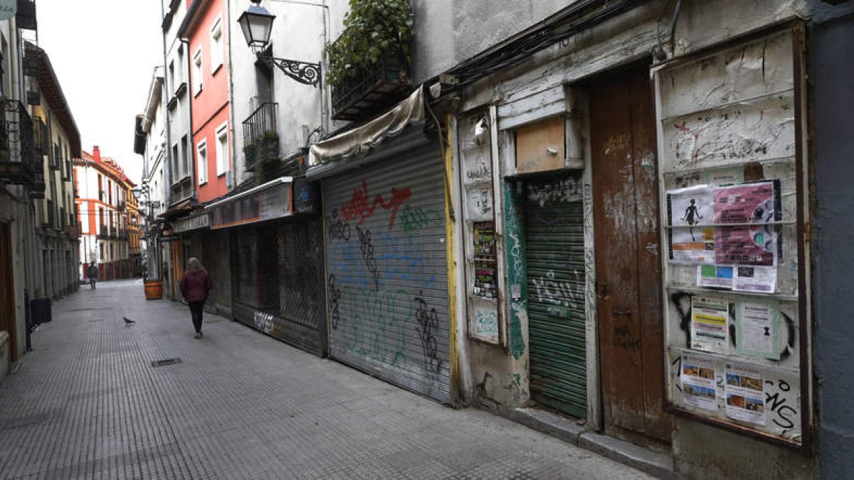 La calle Azabachería es uno de los mejores ejemplos de la situación del casco histórico de León. RAMIRO
