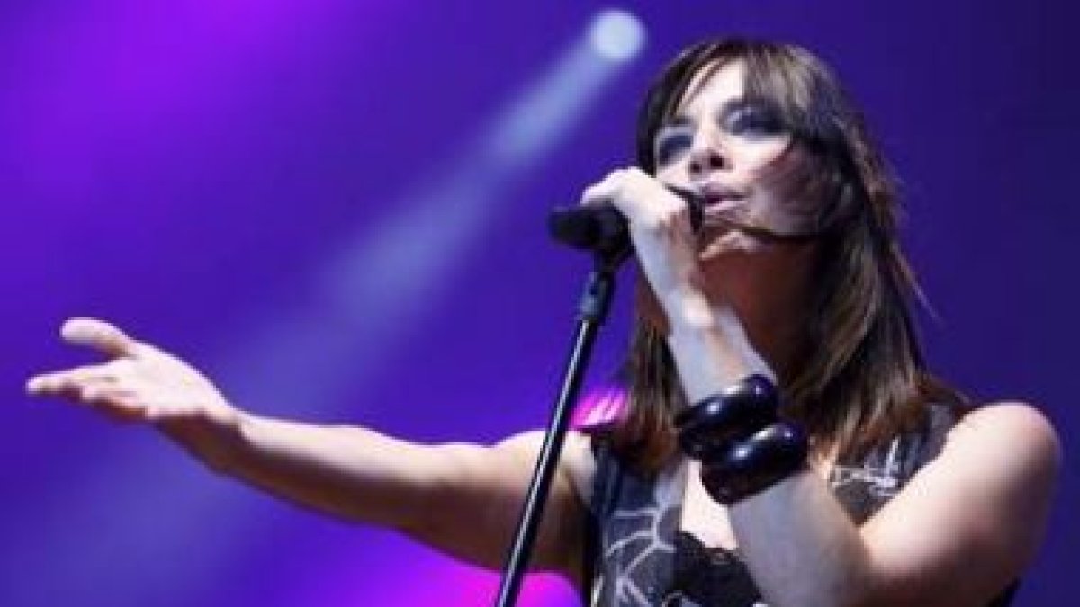 Leire Martínez, la nueva vocalista de La Oreja de Van Gogh, se enfrenta esta noche al público leonés
