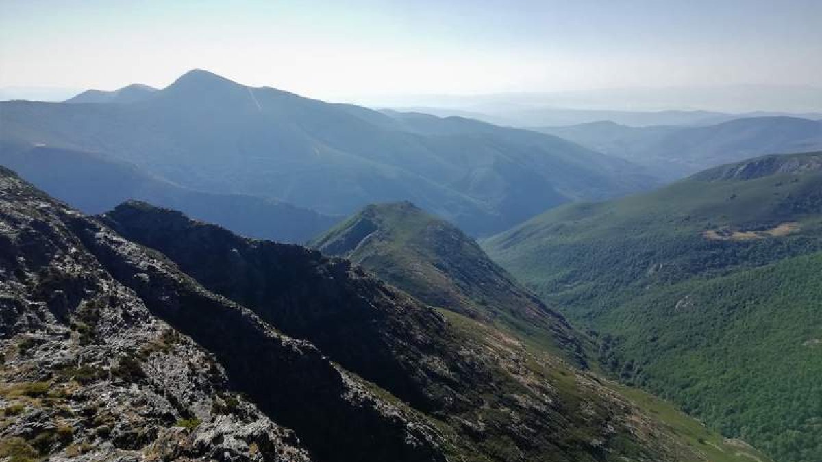 A un lado es Bierzo, del otro Asturias y en medio cumbres que rondan los 2.000 metros de altura. A vista de pájaro se ve el Miravalles y el Alto del Boquín. Desde La Estaca cualquiera parece pequeño. En el trayecto hasta lo alto hay refugios ideales para
