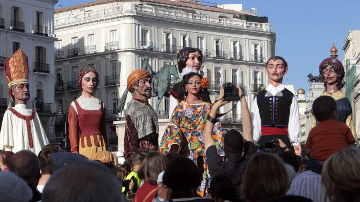 Los gigantes y cabezudos rindieron un homenaje a la tradición leonesa por las calles de Madrid.