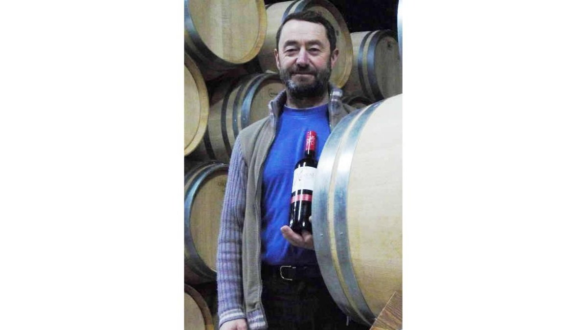 Ginés Fernández, junto a las barricas del mejor roble francés que selecciona con criterio y cuida con mucho mimo.