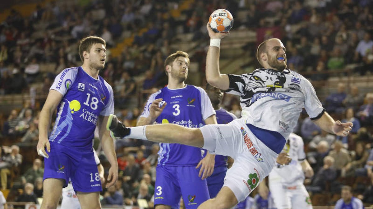 Pesic, con cuatro goles, fue uno de los principales dolores de cabeza para la defensa de un Teucro que apenas pudo frenar el ataque del Abanca Ademar. JESÚS F. SALVADORES