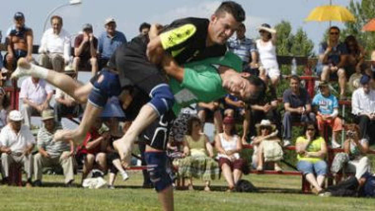 Corro de la Liga de Verano senior de lucha en Villaquilambre.