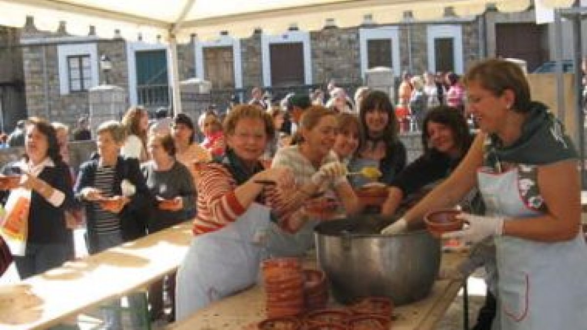 Un momento del reparto de la degustación de la caldereta de cordero el pasado año.