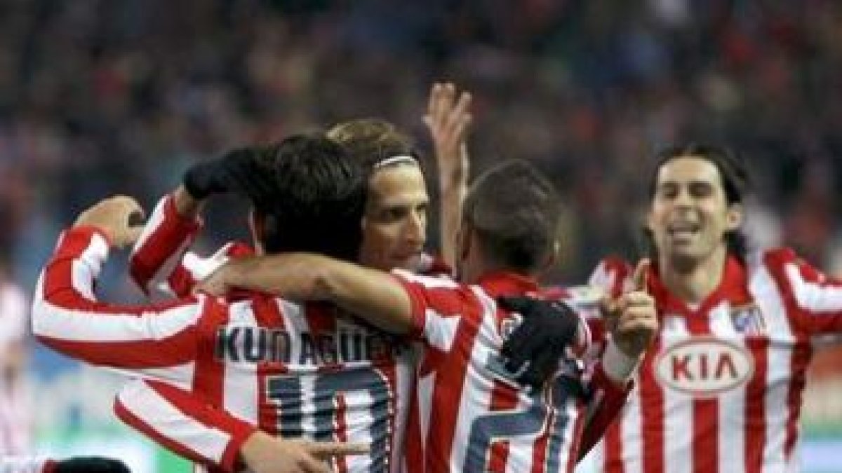 El delantero uruguayo del Atlético de Madrid, Diego Forlán, celebra uno de sus goles.
