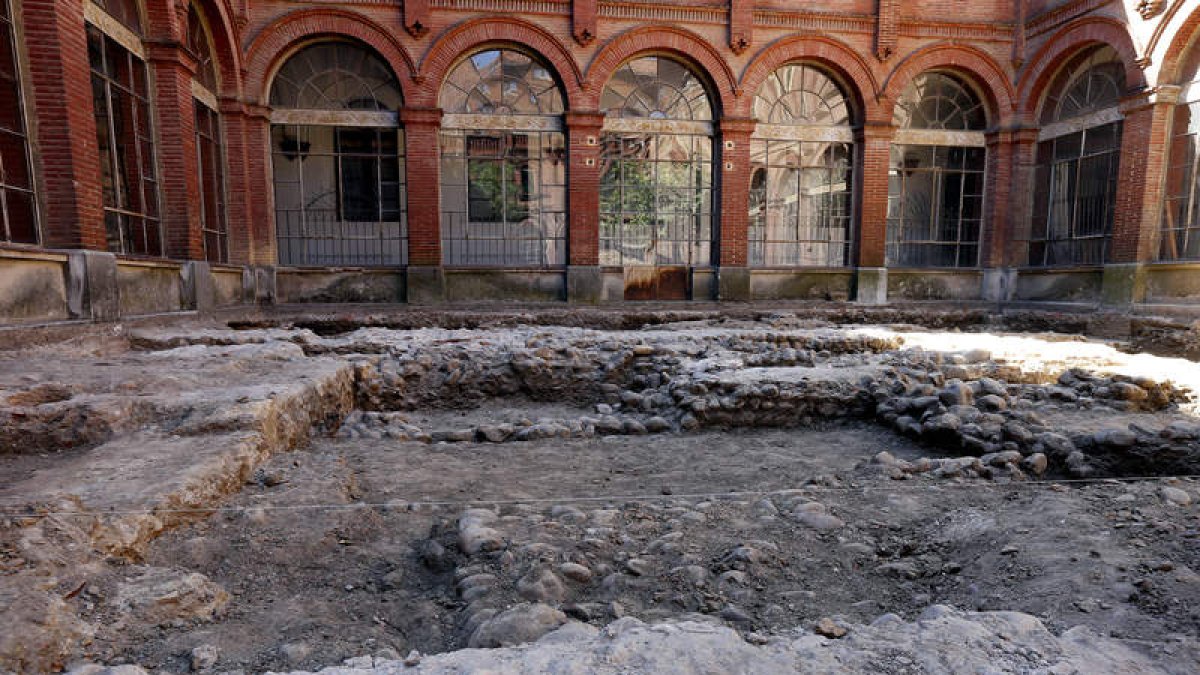 Imagen del pasado mes de agosto de los restos aparecidos en el patio del Seminario Mayor. MARCIANO