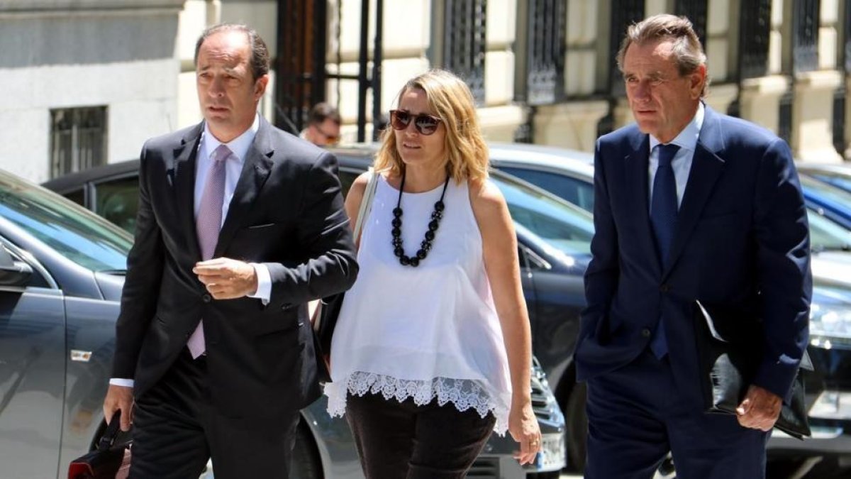 El expresidente del Port de Barcelona, Sixte Cambra, a la derecha, con su abogado Rafael Entrena.
