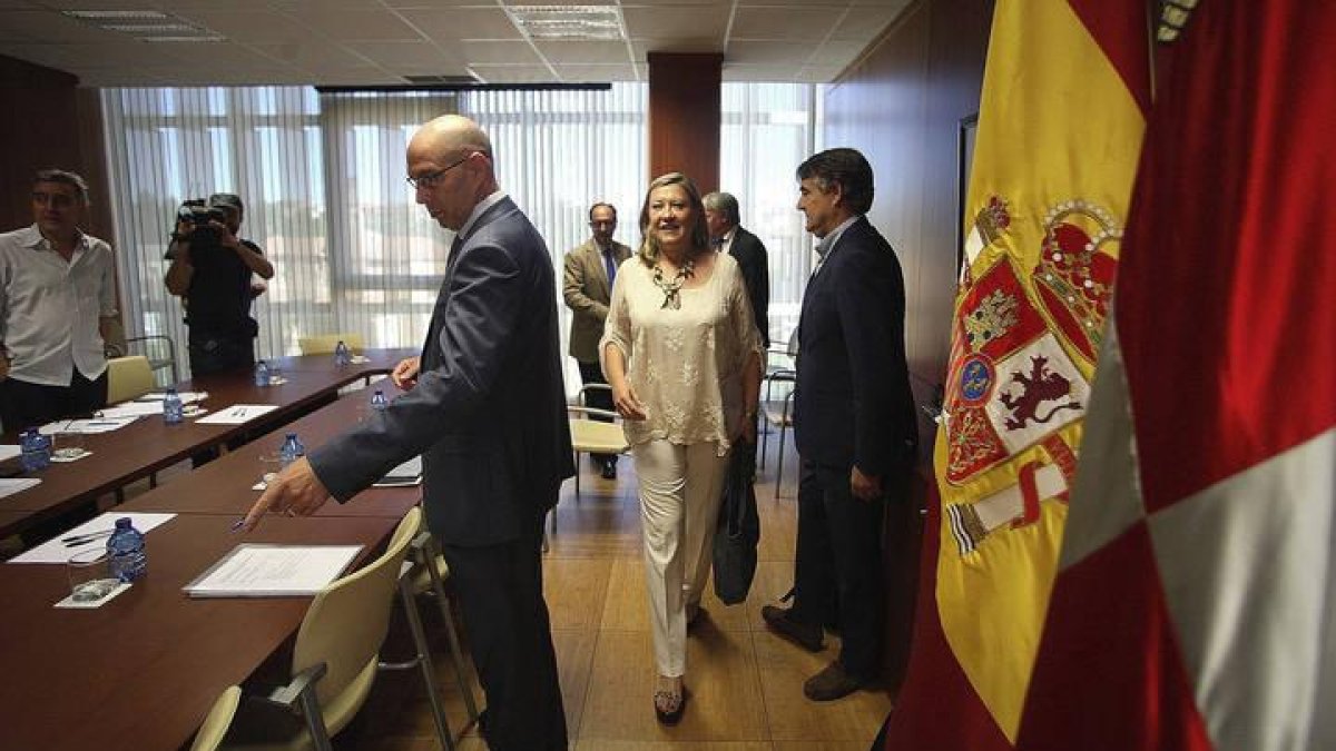 La consejera de Economia y Hacienda de la Junta de Castilla y Leon, Pilar del Olmo, momentos antes de la reunión del comite de seguimiento del Plan Soria que presidió el lunes.
