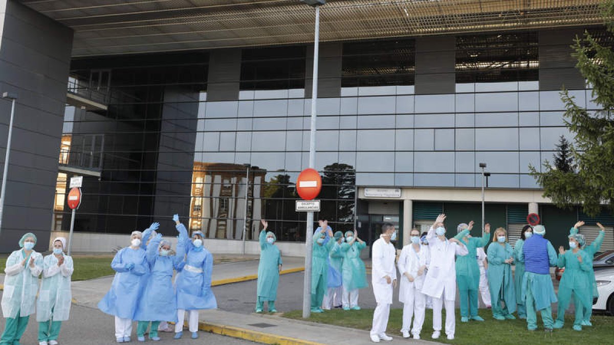 Personal del Hospital de León durante un homenaje tributado por los camioneros. MARCIANO PÉREZ