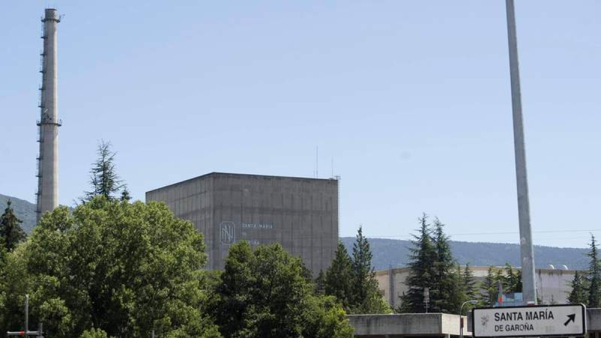 La central nuclear de Garoña, parada desde diciembre de 2012, podría volver a abrir sus puertas. DL