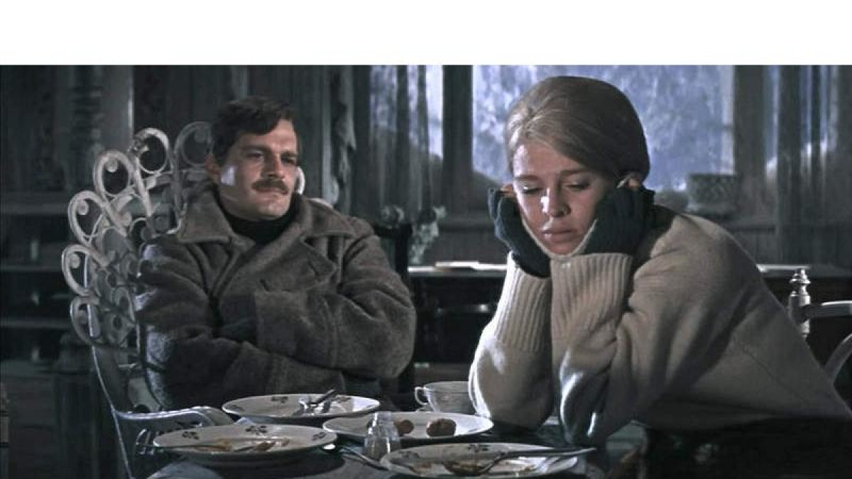 Omar Sharif y Julie Christie en una escena de la película de David Lean, que cumple medio siglo de su rodaje en España.
