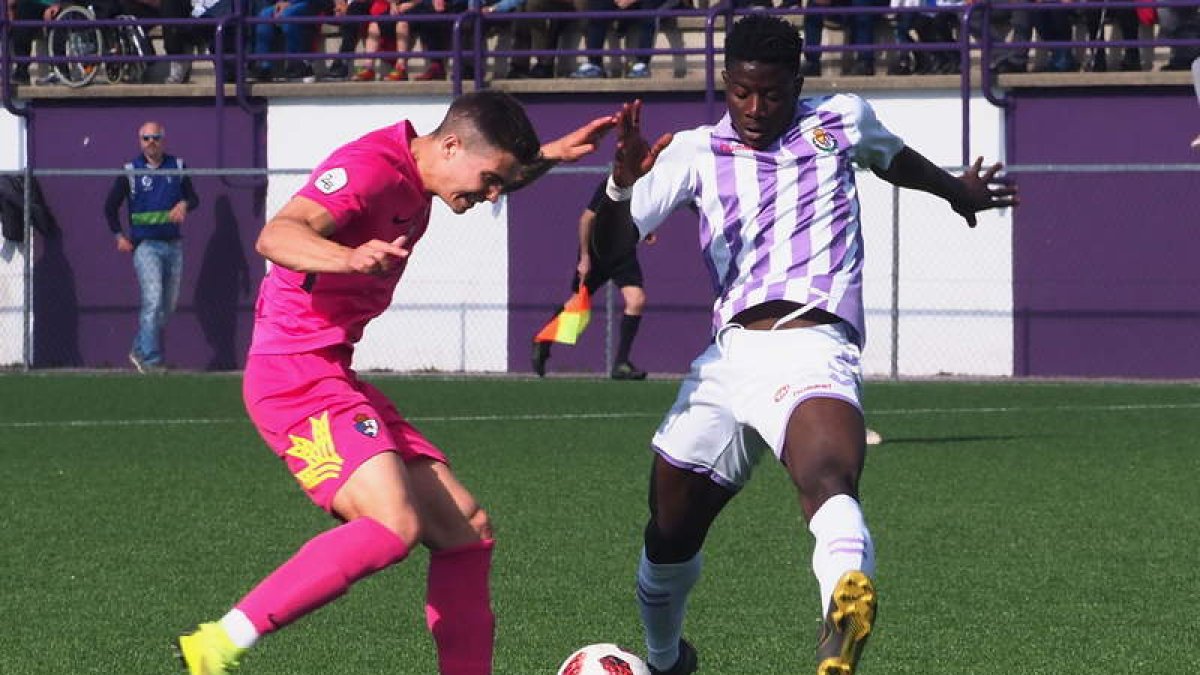 Kaxe intenta rematar un balón ante la oposición de Salisu en el partido del pasado sábado ante el Real Valladolid B. LOF