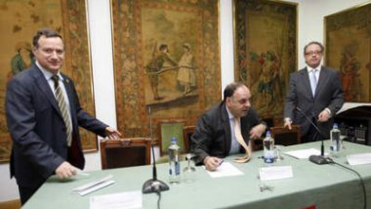 Valderas y Chamorro flanquean al presidente de la Casa de León en Madrid.