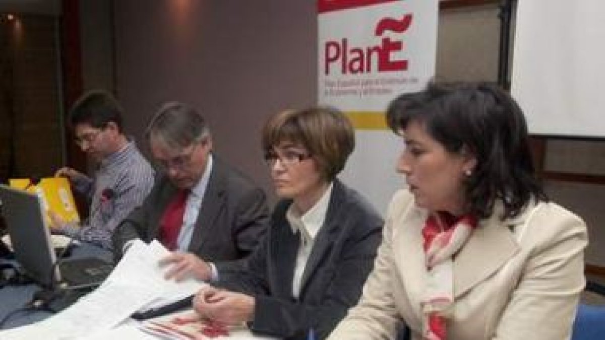 Álvarez (segundo por la izquierda), en Ponferrada.