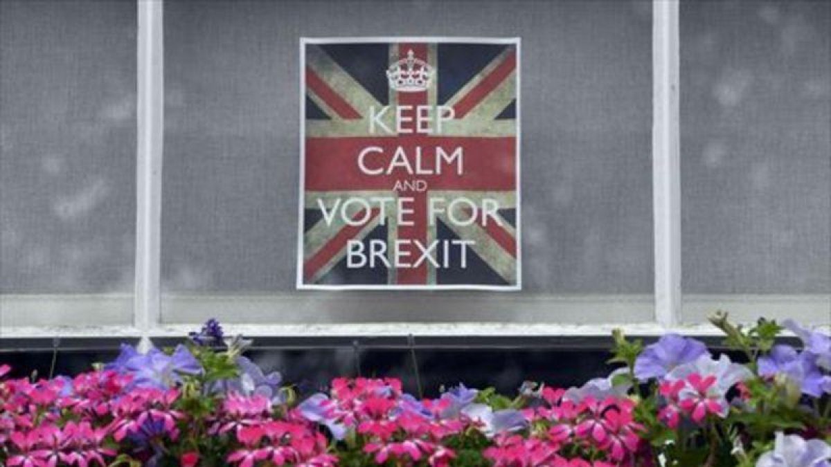 Cartel por el 'brexit' en una ventana de Chelsea (Londres).
