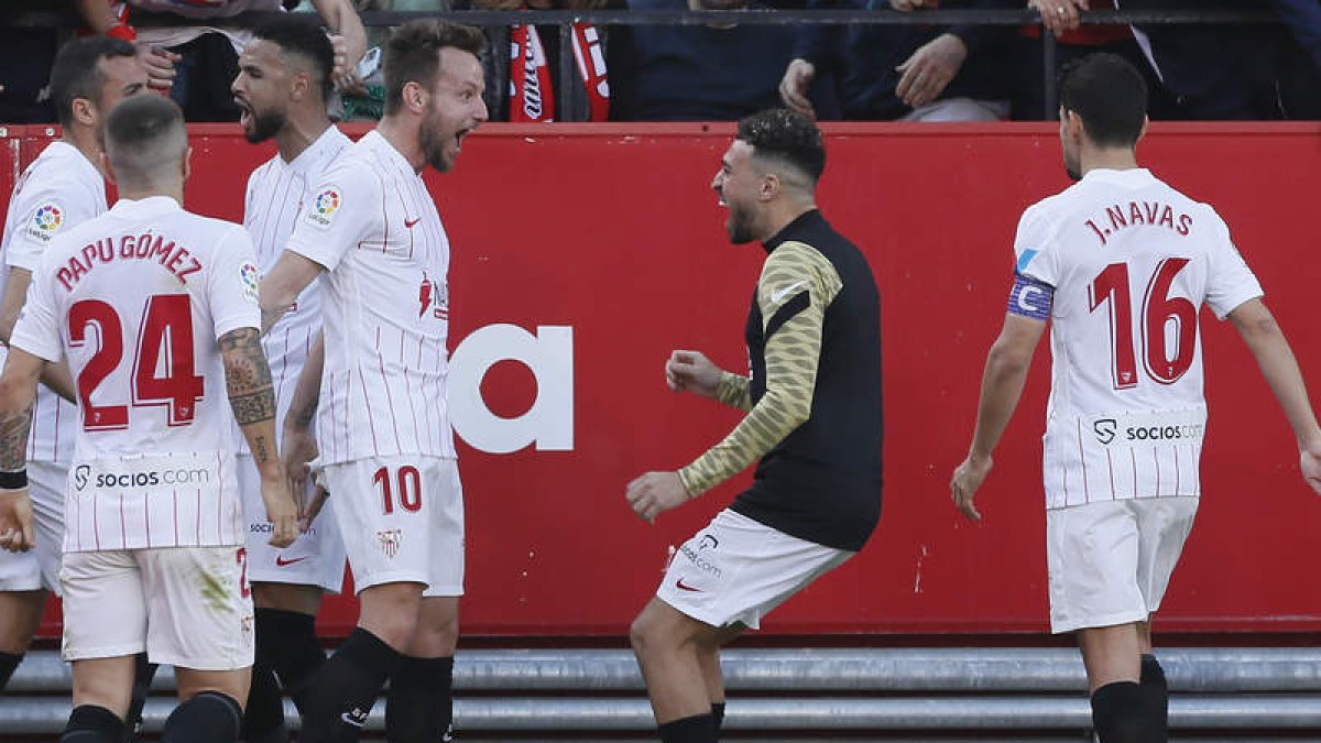 El centrocampista del Sevilla Ivan Rakitic celebra con sus compañeros el primer gol de los de Lopetegui ante el Betis. JOSE MANUEL VIDAL