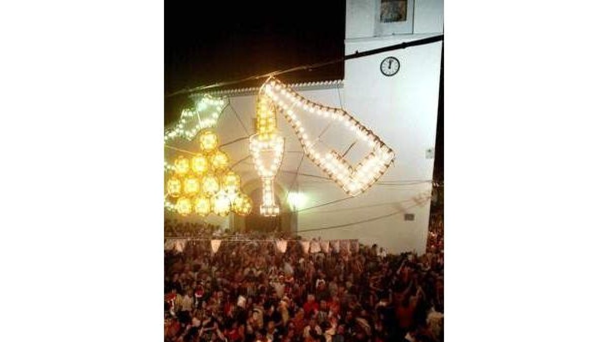 Unas 12.000 personas rodeadas de anís y cava celebran su particular entrada de año en Granada