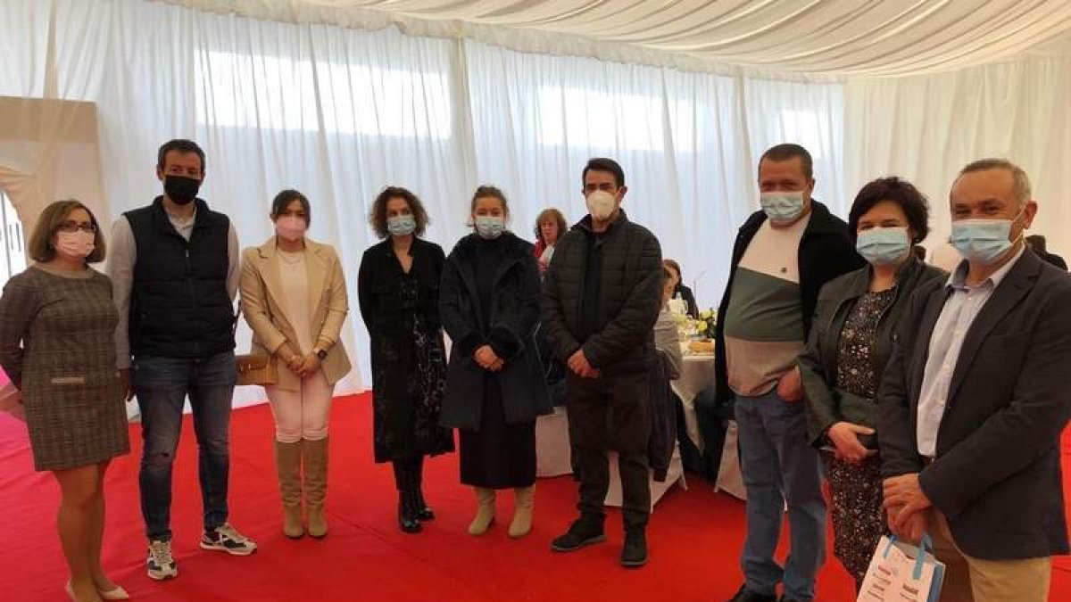 La delegada de la Junta, en el centro con otros invitados y autoridades en el botillo de Folgoso. M.Á.C.