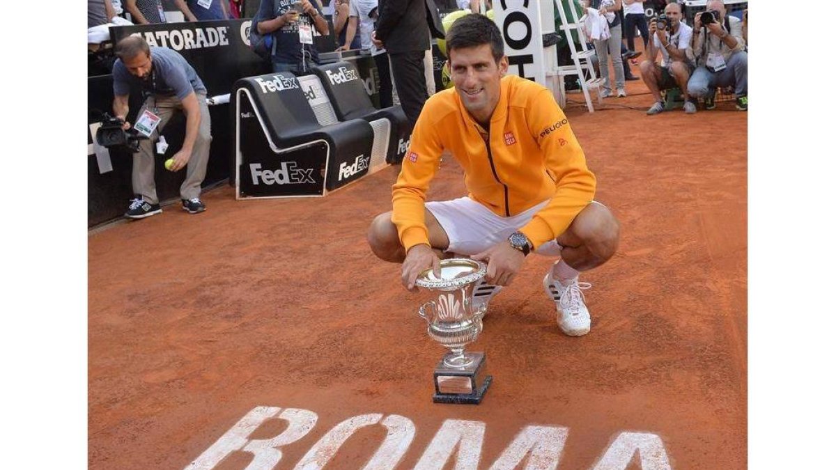 Djokovic posa con su trofeo.