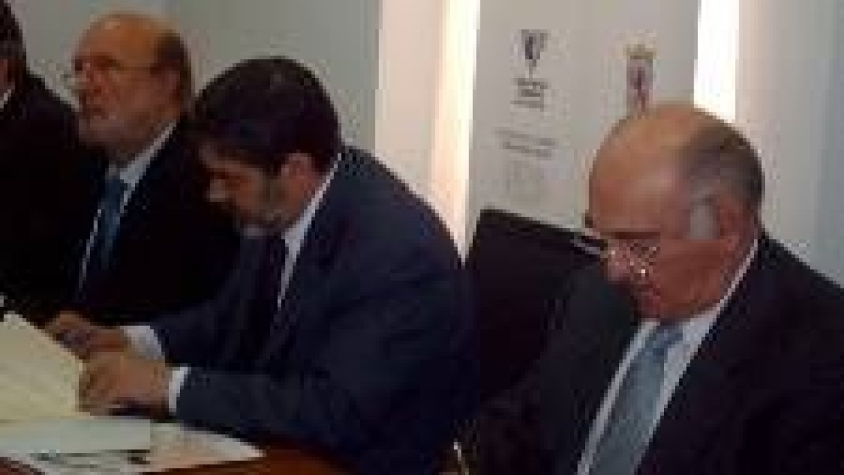 Roberto Escudero, Ángel Penas y Manuel Lamelas firman el convenio